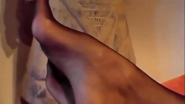 Pieds en collants déchirés