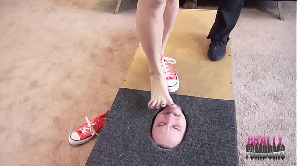 Domination par les pieds maîtresse