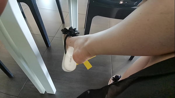 Tongs dans un lieu public bondé